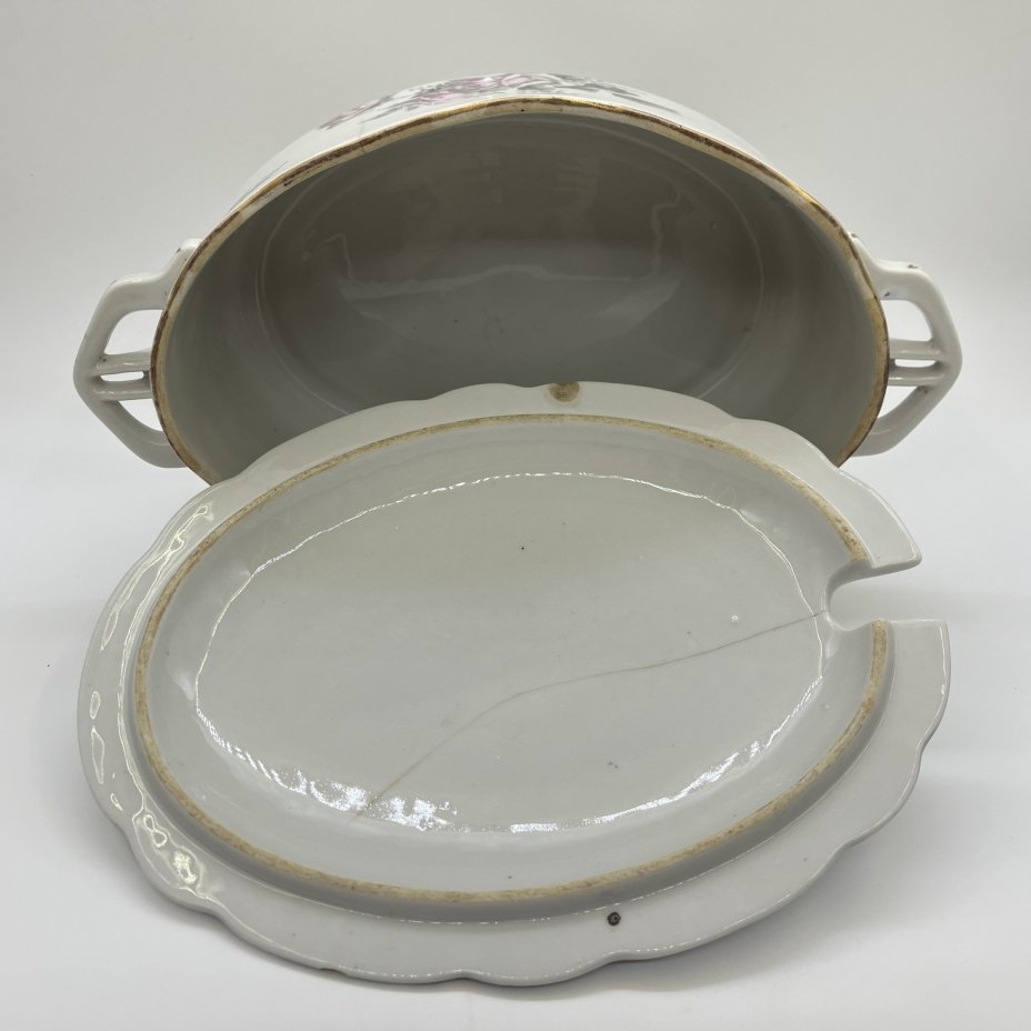 Террина (супница) с декором в виде роз (для подачи горячих блюд), фарфор, деколь, золочение, Государственная Волховская фарфорово-фаянсовая фабрика «Коминтерн», СССР, 1921-1927 гг.