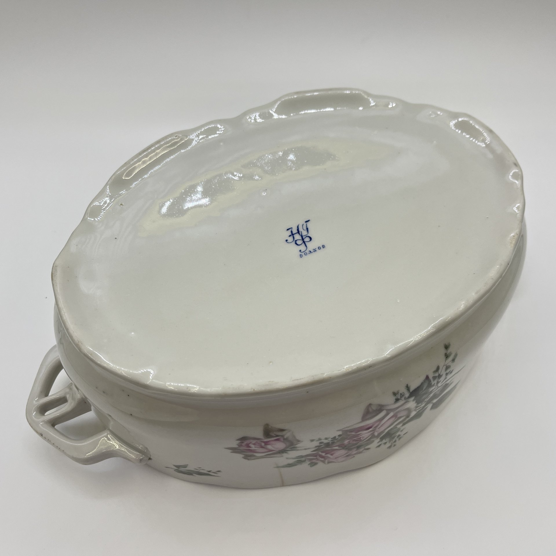 Террина (супница) с декором в виде роз (для подачи горячих блюд), фарфор, деколь, золочение, Государственная Волховская фарфорово-фаянсовая фабрика «Коминтерн», СССР, 1921-1927 гг.