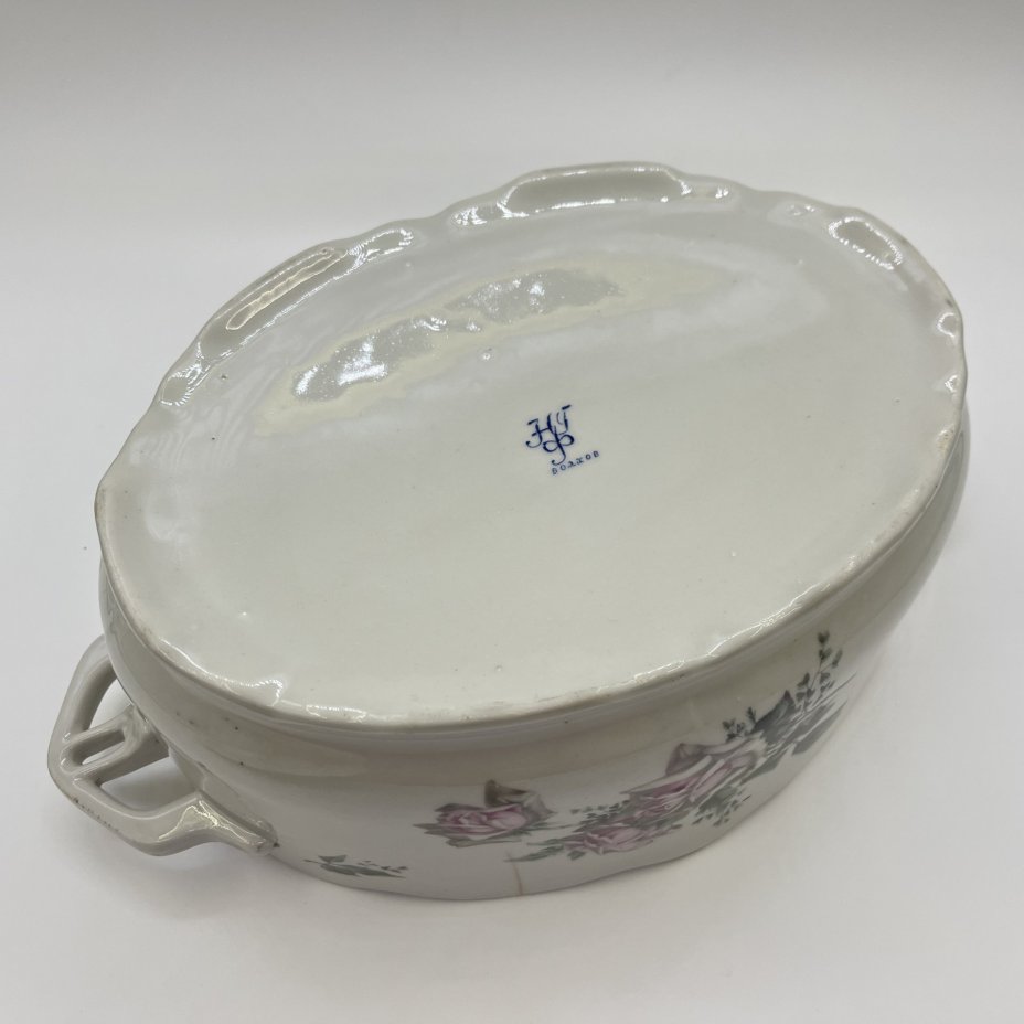 Террина (супница) с декором в виде роз (для подачи горячих блюд), фарфор, деколь, золочение, Государственная Волховская фарфорово-фаянсовая фабрика «Коминтерн», СССР, 1921-1927 гг.