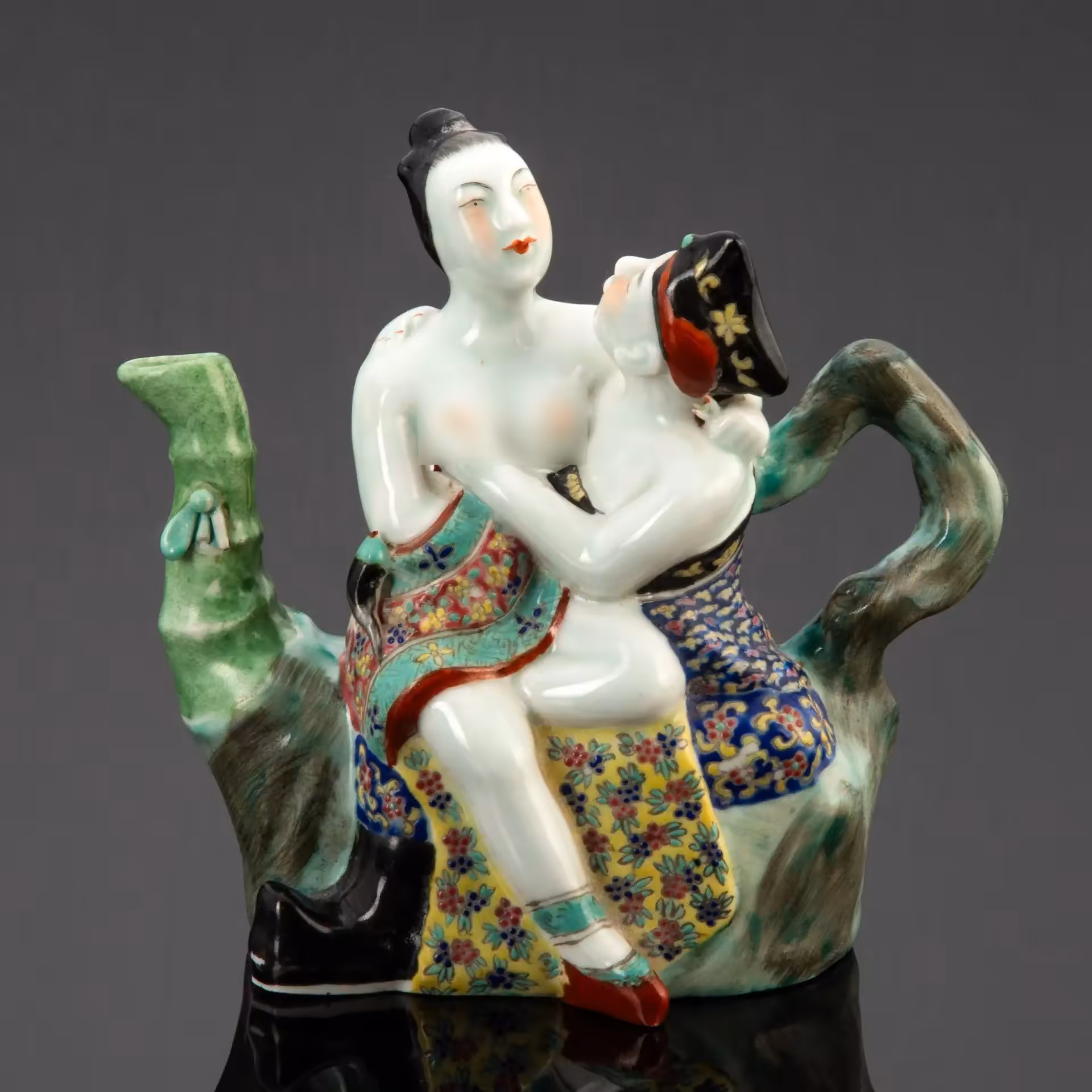 Статуэтка (декоративный чайник) "Влюбленные" (эротика), правление Гуансюй