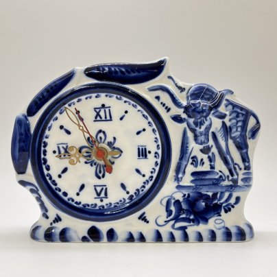 Часы настольные с изображением быка, Гжель, фарфор, роспись, металл, пластик, Россия, 2000-2010 гг.