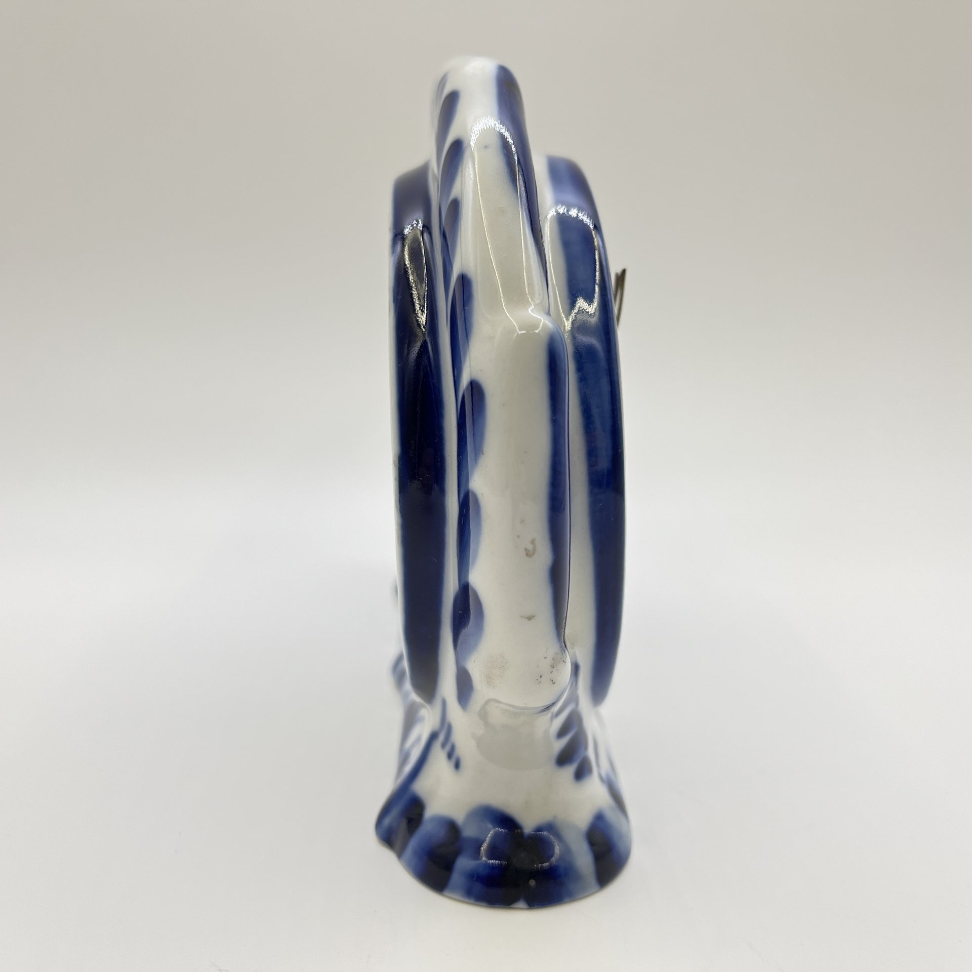 Часы настольные с изображением быка, Гжель, фарфор, роспись, металл, пластик, Россия, 2000-2010 гг.