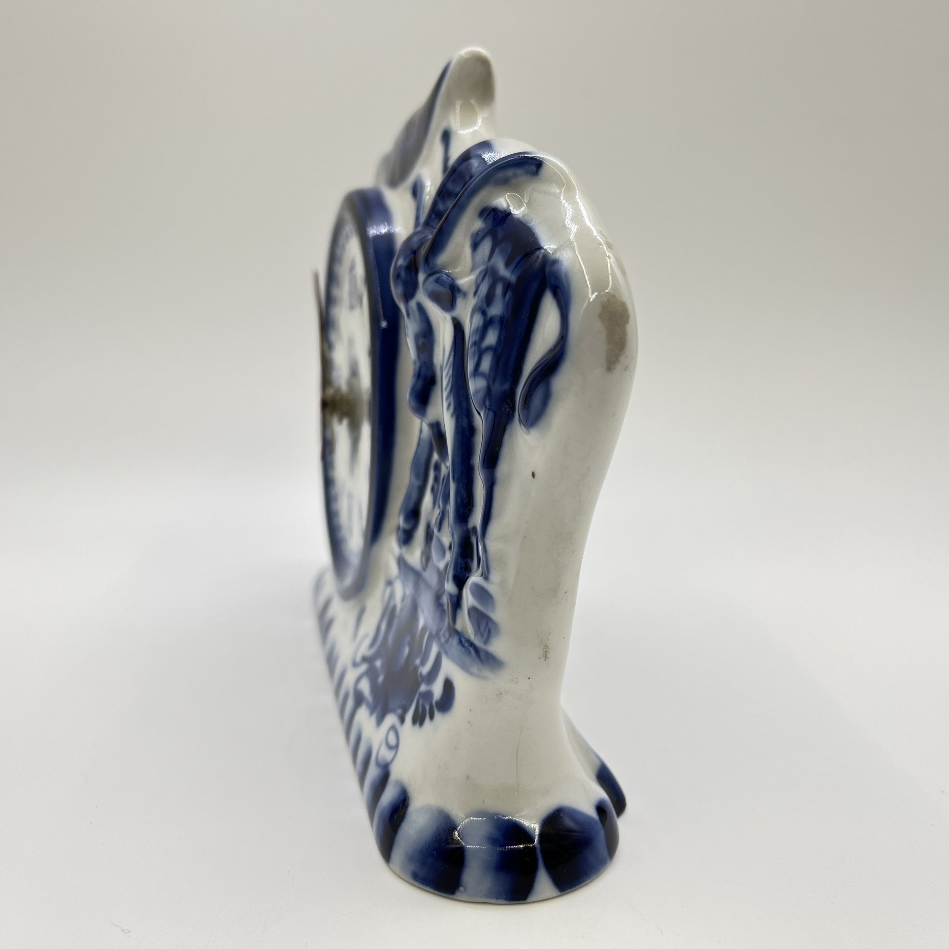 Часы настольные с изображением быка, Гжель, фарфор, роспись, металл, пластик, Россия, 2000-2010 гг.