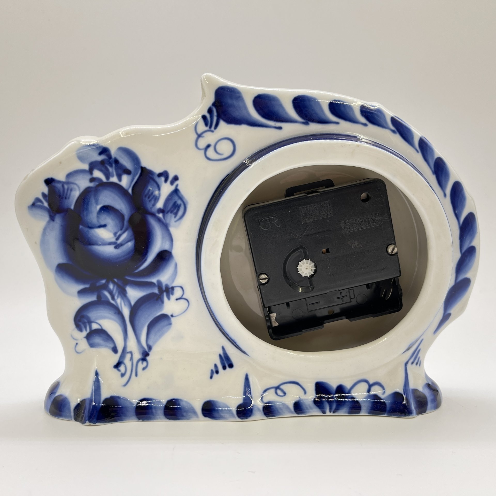 Часы настольные с изображением быка, Гжель, фарфор, роспись, металл, пластик, Россия, 2000-2010 гг.