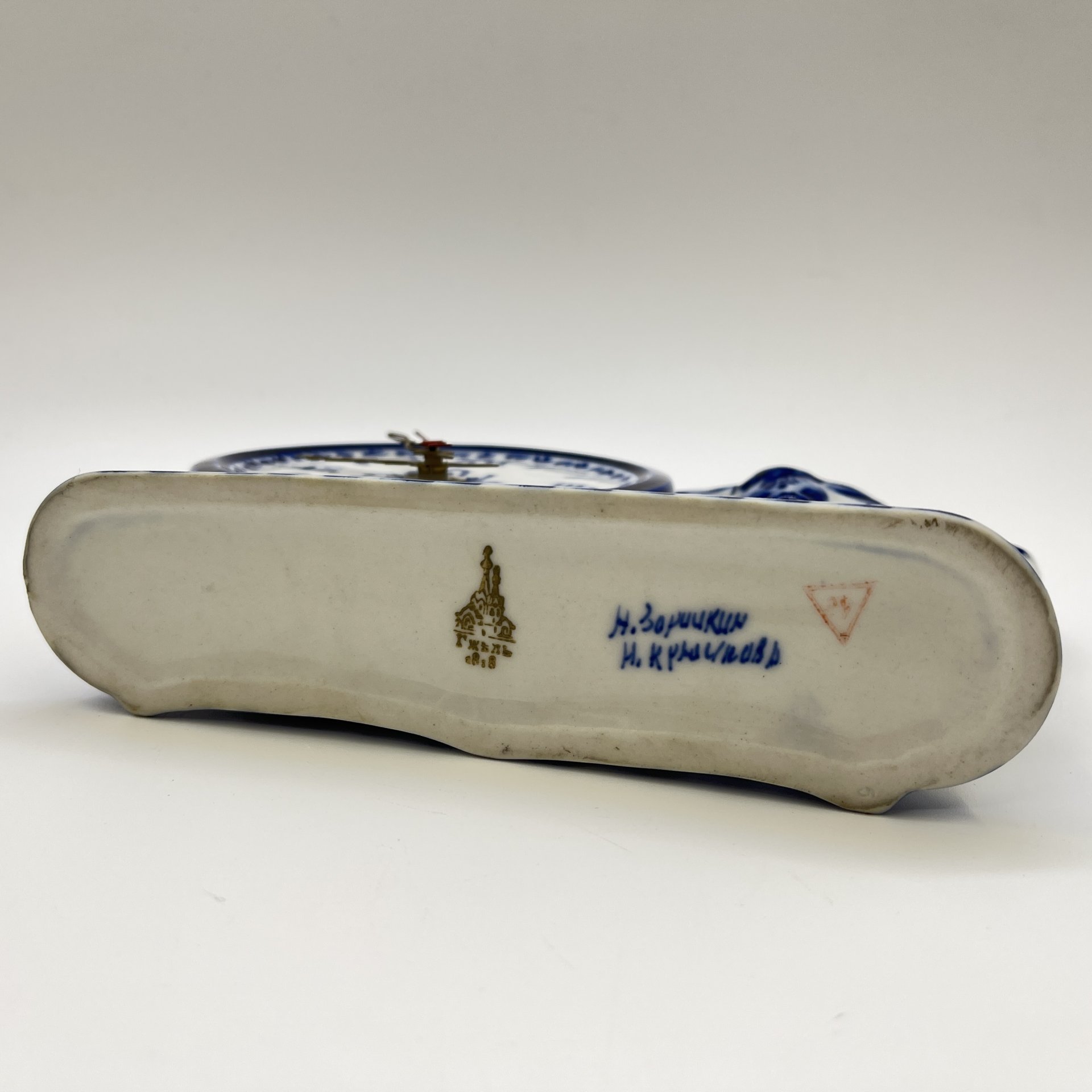 Часы настольные с изображением быка, Гжель, фарфор, роспись, металл, пластик, Россия, 2000-2010 гг.