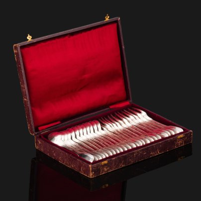 Набор столовых приборов в дизайне "Chinon" на 12 персон в футляре (столовые ложки и вилки), металл, серебрение, картон, Orfevrerie Wiskemann, Orfevrerie Wiskemann