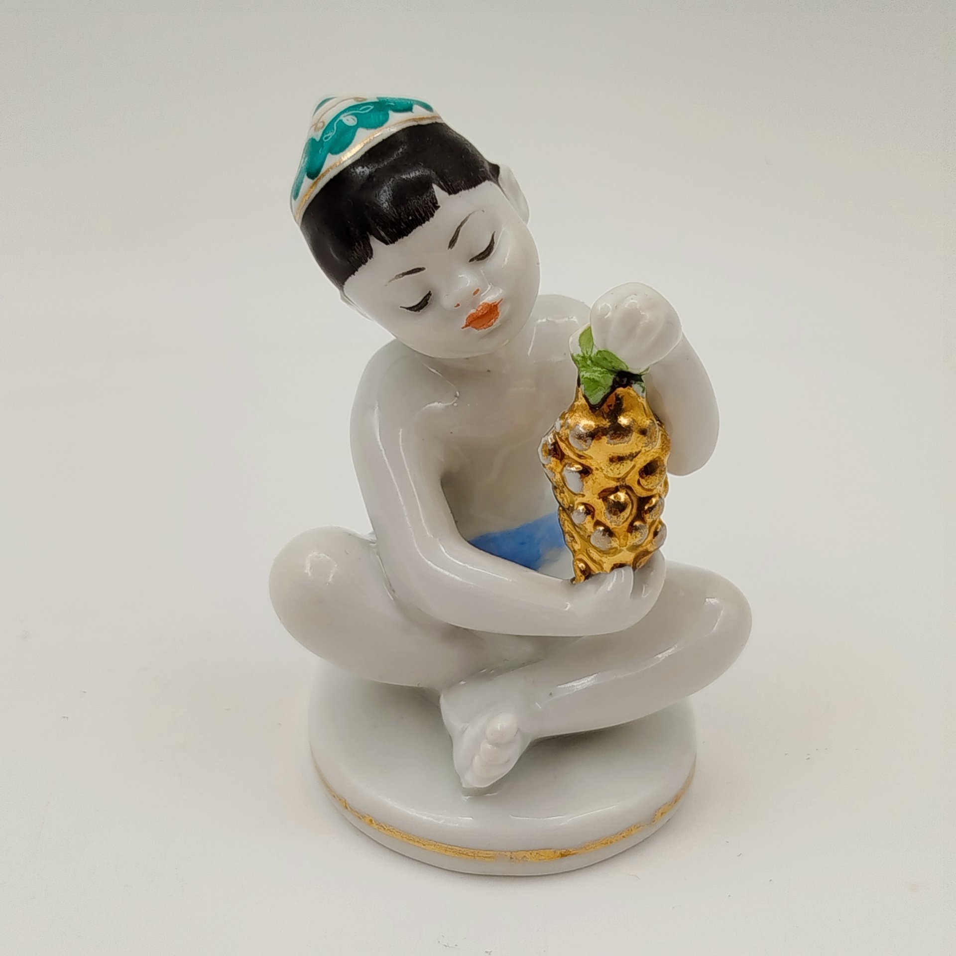 Статуэтка "Мальчик с виноградом" из серии "Счастливое детство", скульптор Г.С. Столбова, художник Е.Н. Лупанова, фарфор, роспись, золочение, Ленинградский фарфоровый завод (ЛФЗ), СССР, 1950-1960 гг.