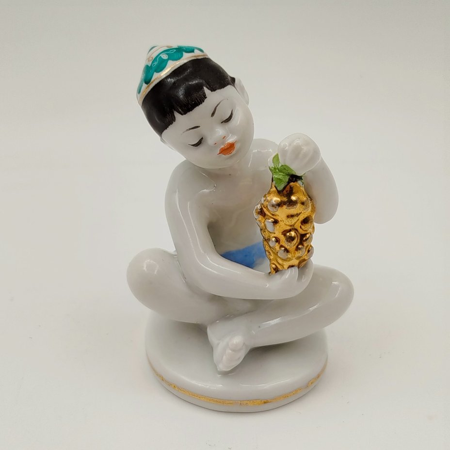 Статуэтка "Мальчик с виноградом" из серии "Счастливое детство", скульптор Г.С. Столбова, художник Е.Н. Лупанова, фарфор, роспись, золочение, Ленинградский фарфоровый завод (ЛФЗ), СССР, 1950-1960 гг.