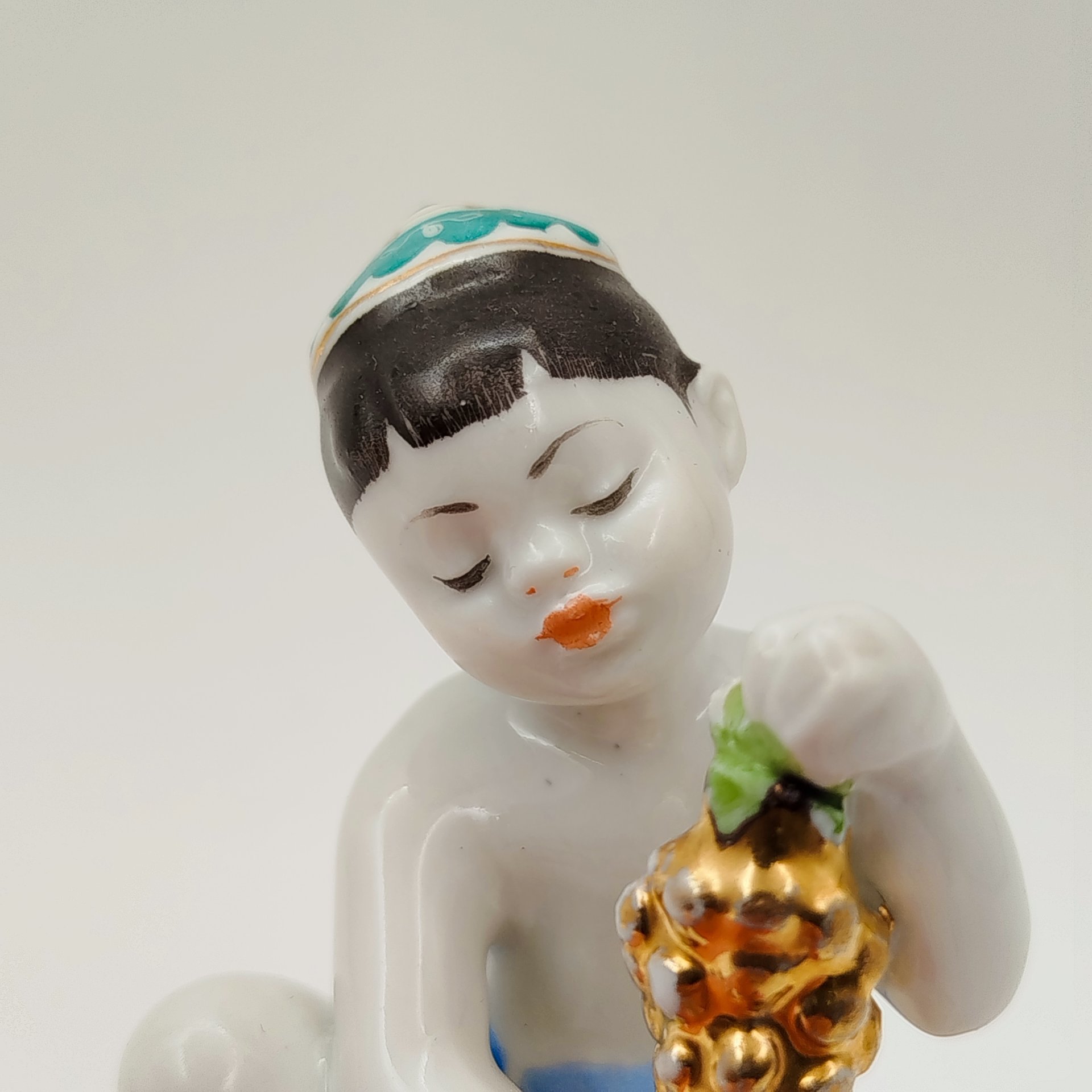 Статуэтка "Мальчик с виноградом" из серии "Счастливое детство", скульптор Г.С. Столбова, художник Е.Н. Лупанова, фарфор, роспись, золочение, Ленинградский фарфоровый завод (ЛФЗ), СССР, 1950-1960 гг.