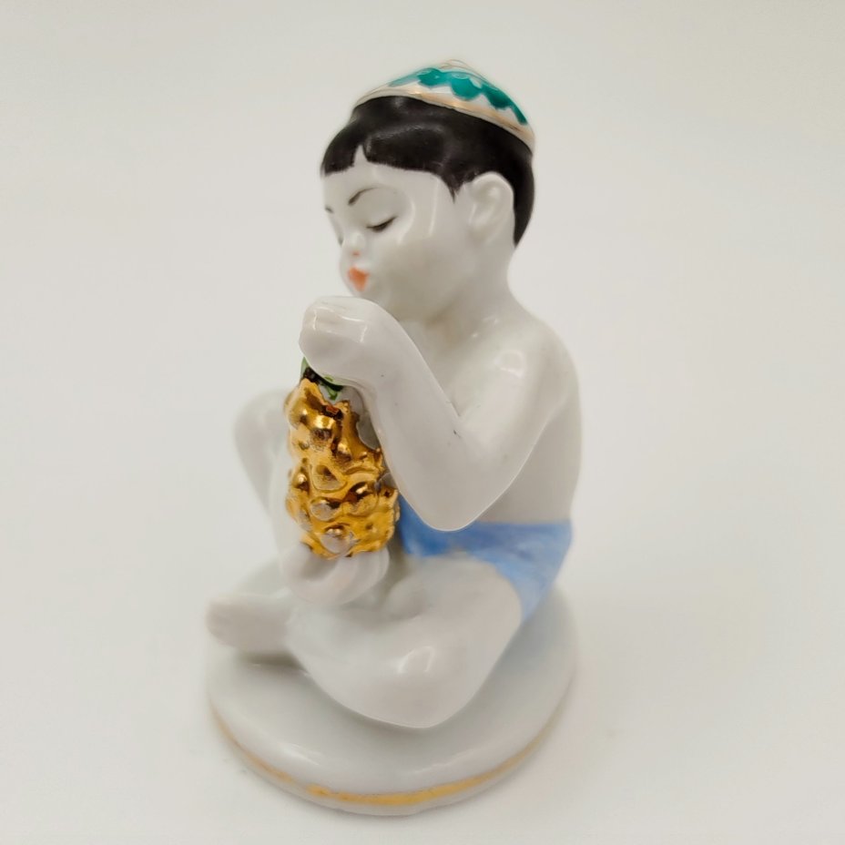 Статуэтка "Мальчик с виноградом" из серии "Счастливое детство", скульптор Г.С. Столбова, художник Е.Н. Лупанова, фарфор, роспись, золочение, Ленинградский фарфоровый завод (ЛФЗ), СССР, 1950-1960 гг.