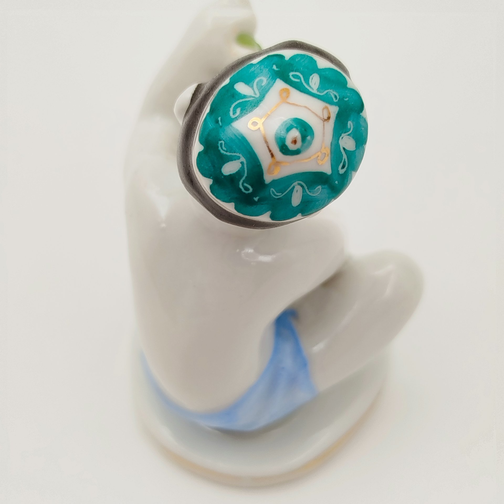 Статуэтка "Мальчик с виноградом" из серии "Счастливое детство", скульптор Г.С. Столбова, художник Е.Н. Лупанова, фарфор, роспись, золочение, Ленинградский фарфоровый завод (ЛФЗ), СССР, 1950-1960 гг.