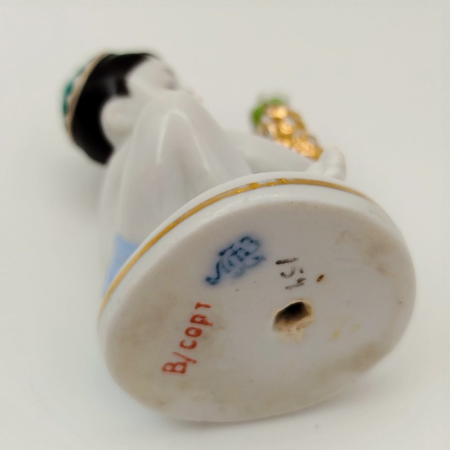 Статуэтка "Мальчик с виноградом" из серии "Счастливое детство", скульптор Г.С. Столбова, художник Е.Н. Лупанова, фарфор, роспись, золочение, Ленинградский фарфоровый завод (ЛФЗ), СССР, 1950-1960 гг.