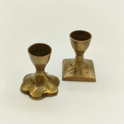 Пара подсвечников на одну свечу с орнаментом на основании (в подборе), латунь, гравировка, Индия, 1970-1990 гг.