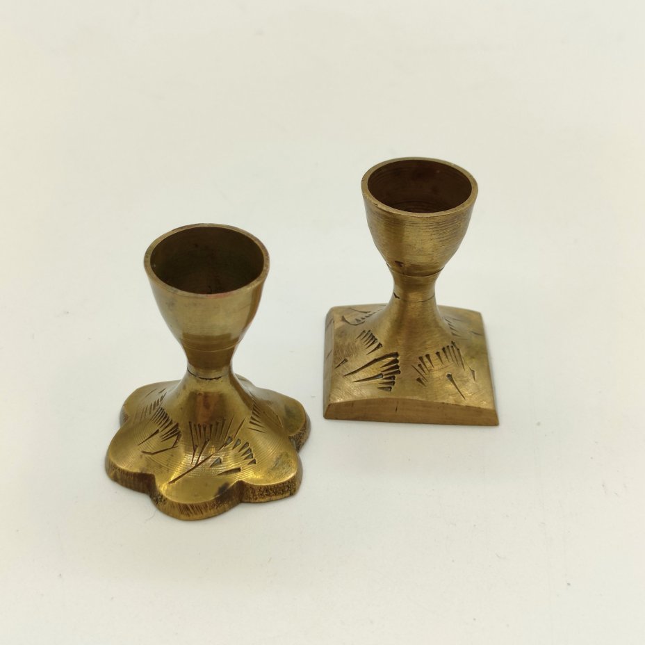 Пара подсвечников на одну свечу с орнаментом на основании (в подборе), латунь, гравировка, Индия, 1970-1990 гг.