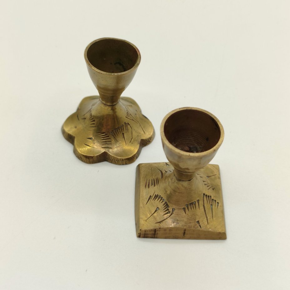 Пара подсвечников на одну свечу с орнаментом на основании (в подборе)