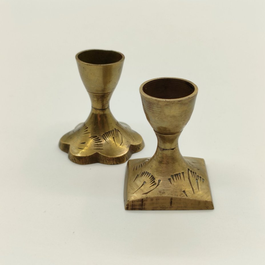 Пара подсвечников на одну свечу с орнаментом на основании (в подборе)