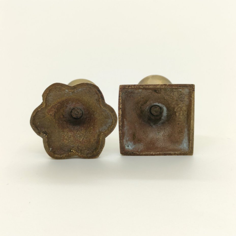 Пара подсвечников на одну свечу с орнаментом на основании (в подборе)