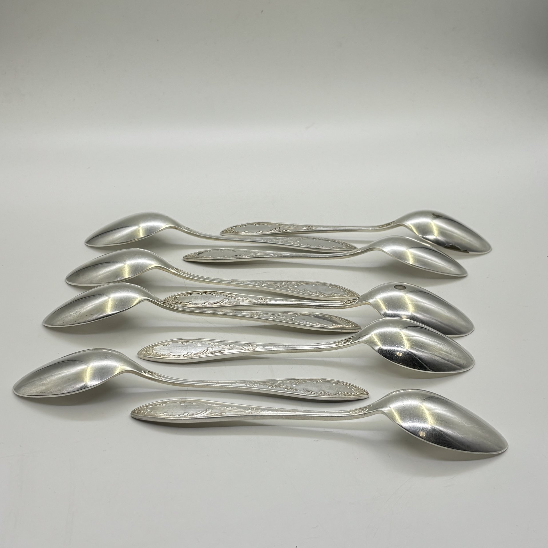 Набор из 9-ти столовых ложек с растительным декором, мНЦ (медь-никель-цинк), серебрение, Кольчугинский завод цветных металлов, СССР, 1960-1990 гг.