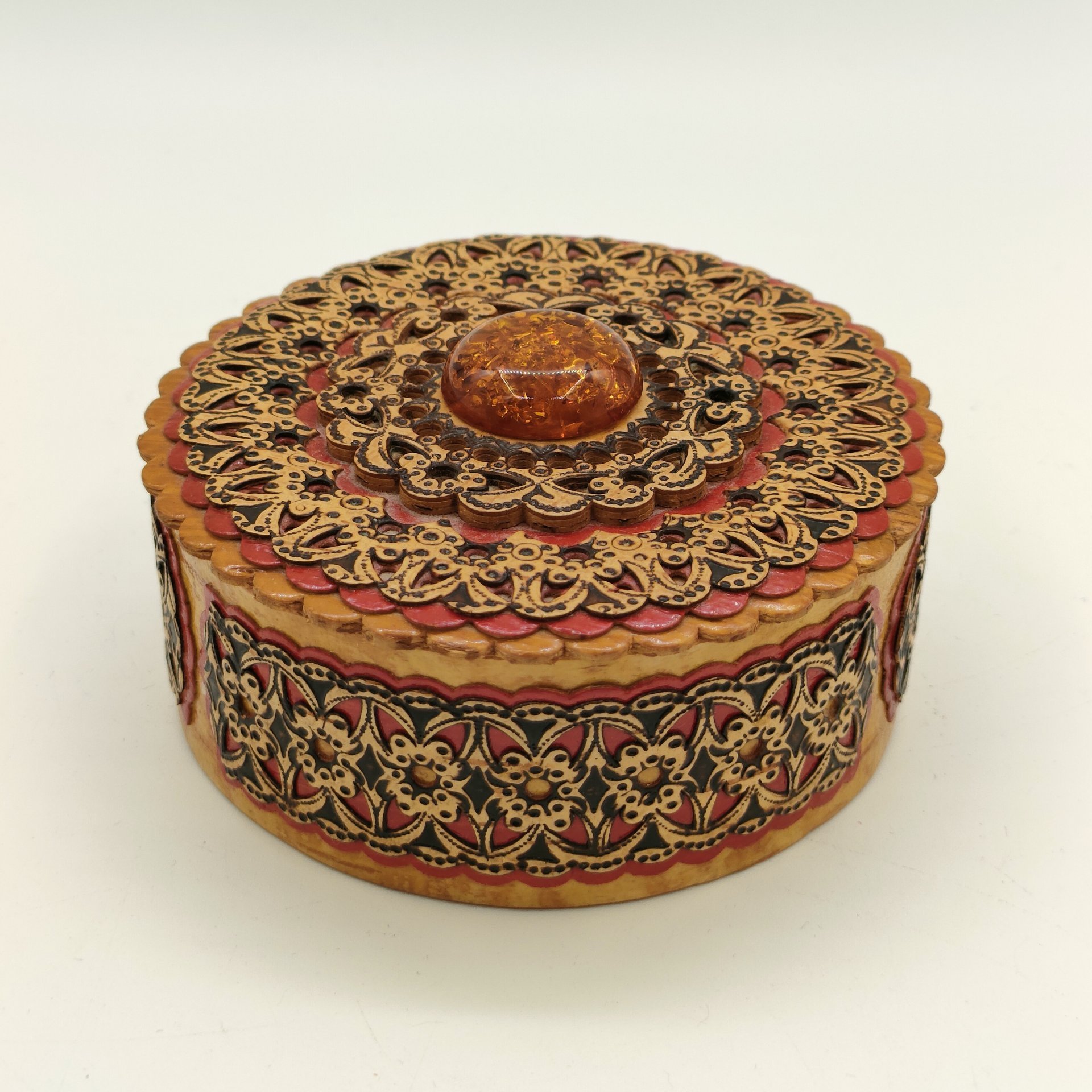 Шкатулка круглой формы в русском стиле, украшенная янтарного цвета вставкой и орнаментальным декором, дерево, береста, выжигание, резьба, краска, лак, Российская Федерация, 2000-2020 гг.
