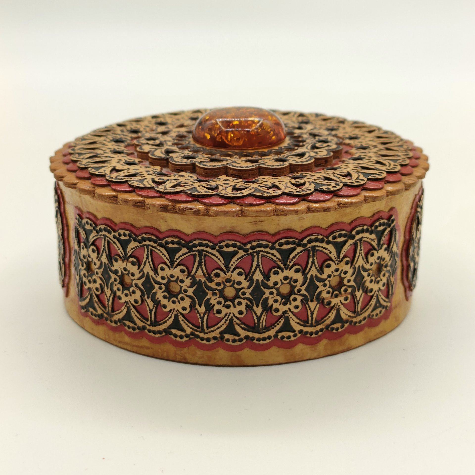 Шкатулка круглой формы в русском стиле, украшенная янтарного цвета вставкой и орнаментальным декором, дерево, береста, выжигание, резьба, краска, лак, Российская Федерация, 2000-2020 гг.