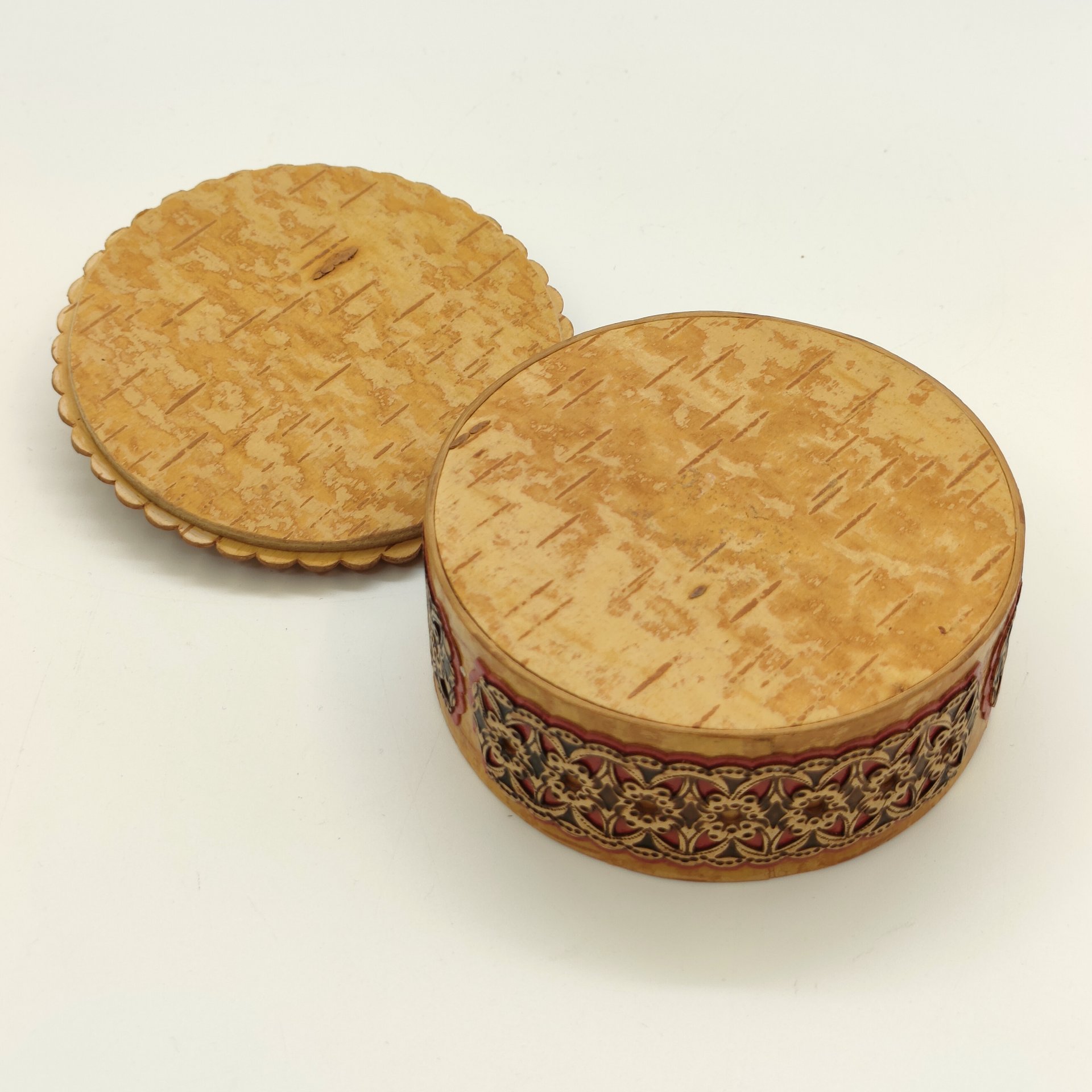 Шкатулка круглой формы в русском стиле, украшенная янтарного цвета вставкой и орнаментальным декором, дерево, береста, выжигание, резьба, краска, лак, Российская Федерация, 2000-2020 гг.