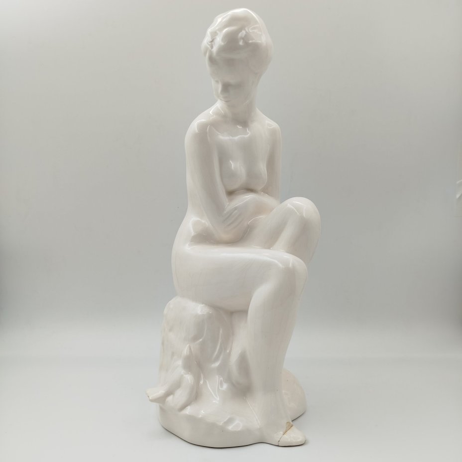 Статуэтка "Купальщица" (Обнаженная  с голубем), фаянс, Европа, 1940-1970 гг.