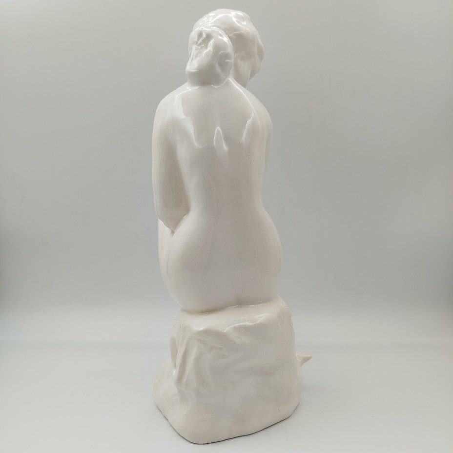 Статуэтка "Купальщица" (Обнаженная  с голубем), фаянс, Европа, 1940-1970 гг.