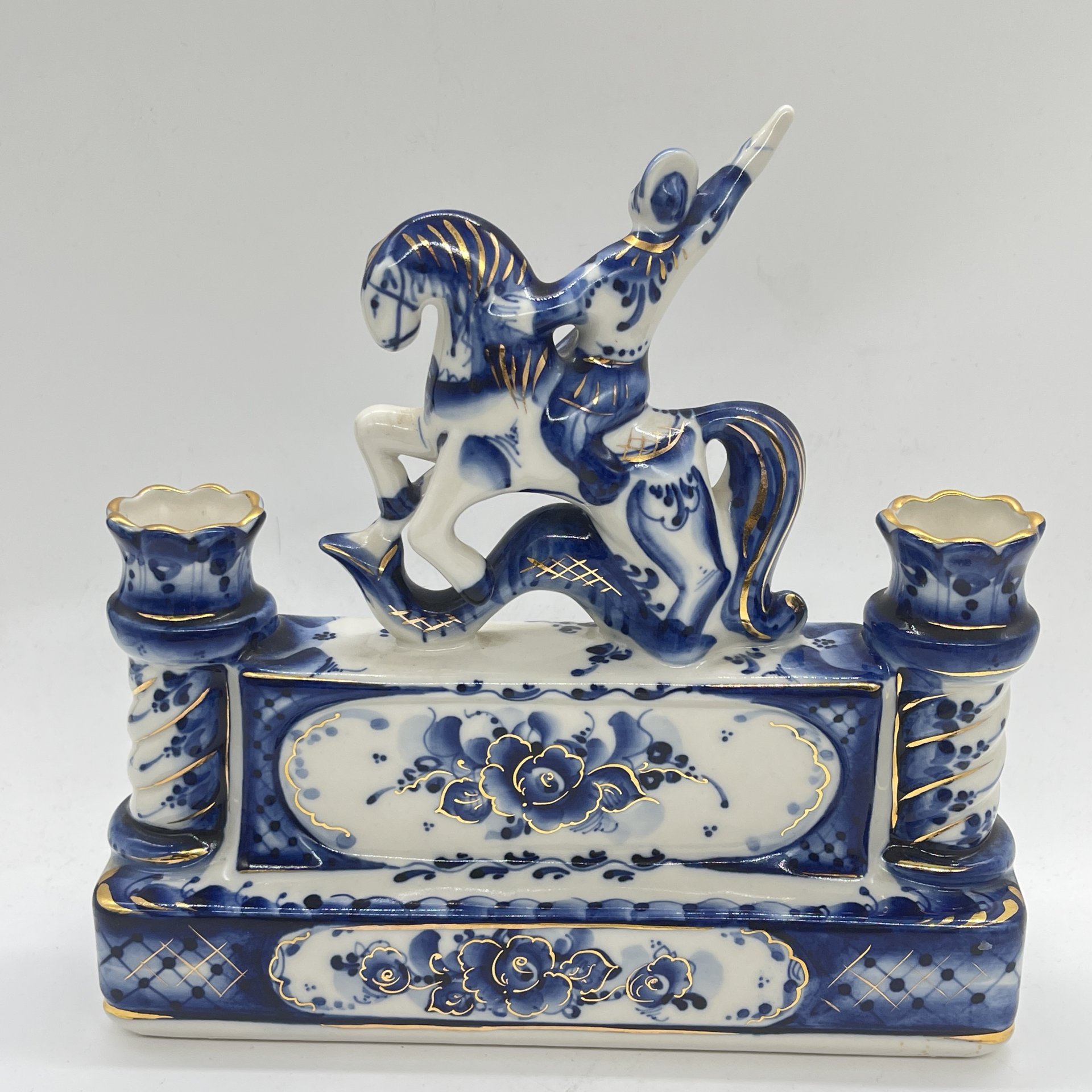 Подсвечник на 2 свечи "Георгий Победоносец", авт. Жуков, Гжель, фарфор, роспись, золочение, Россия, 1998 г.