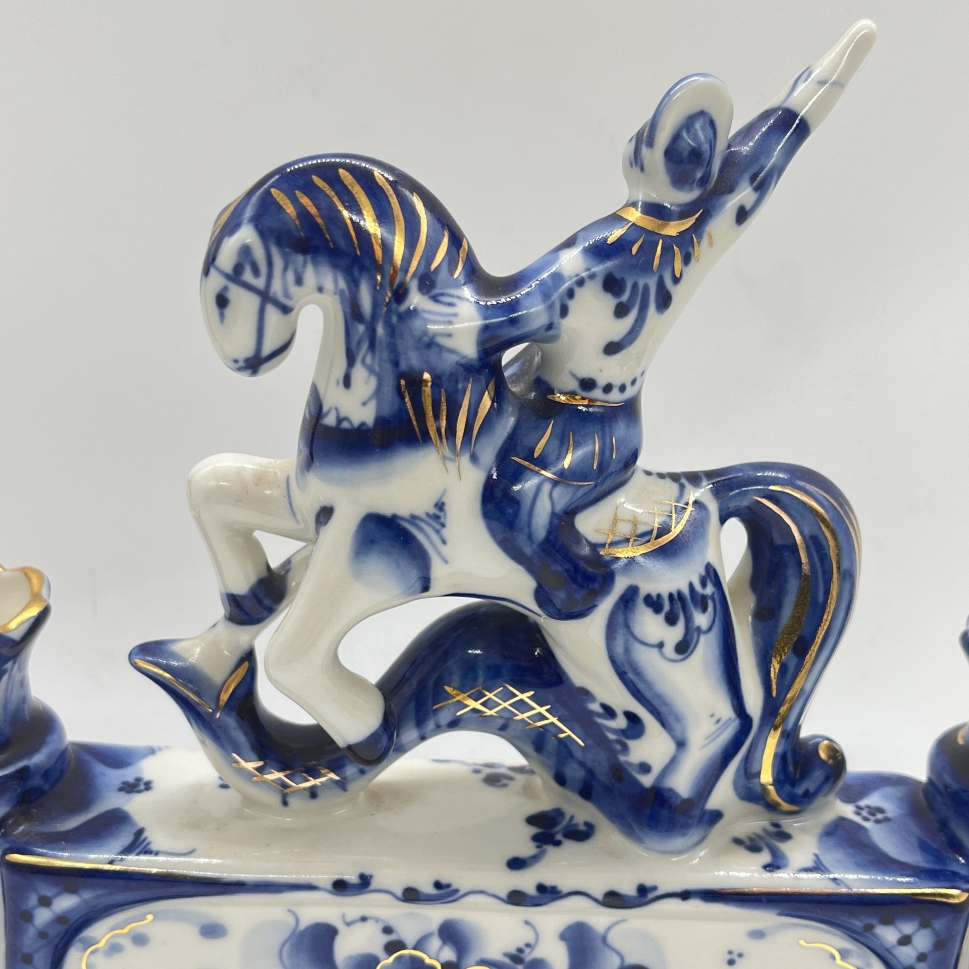 Подсвечник на 2 свечи "Георгий Победоносец", авт. Жуков, Гжель, фарфор, роспись, золочение, Россия, 1998 г.