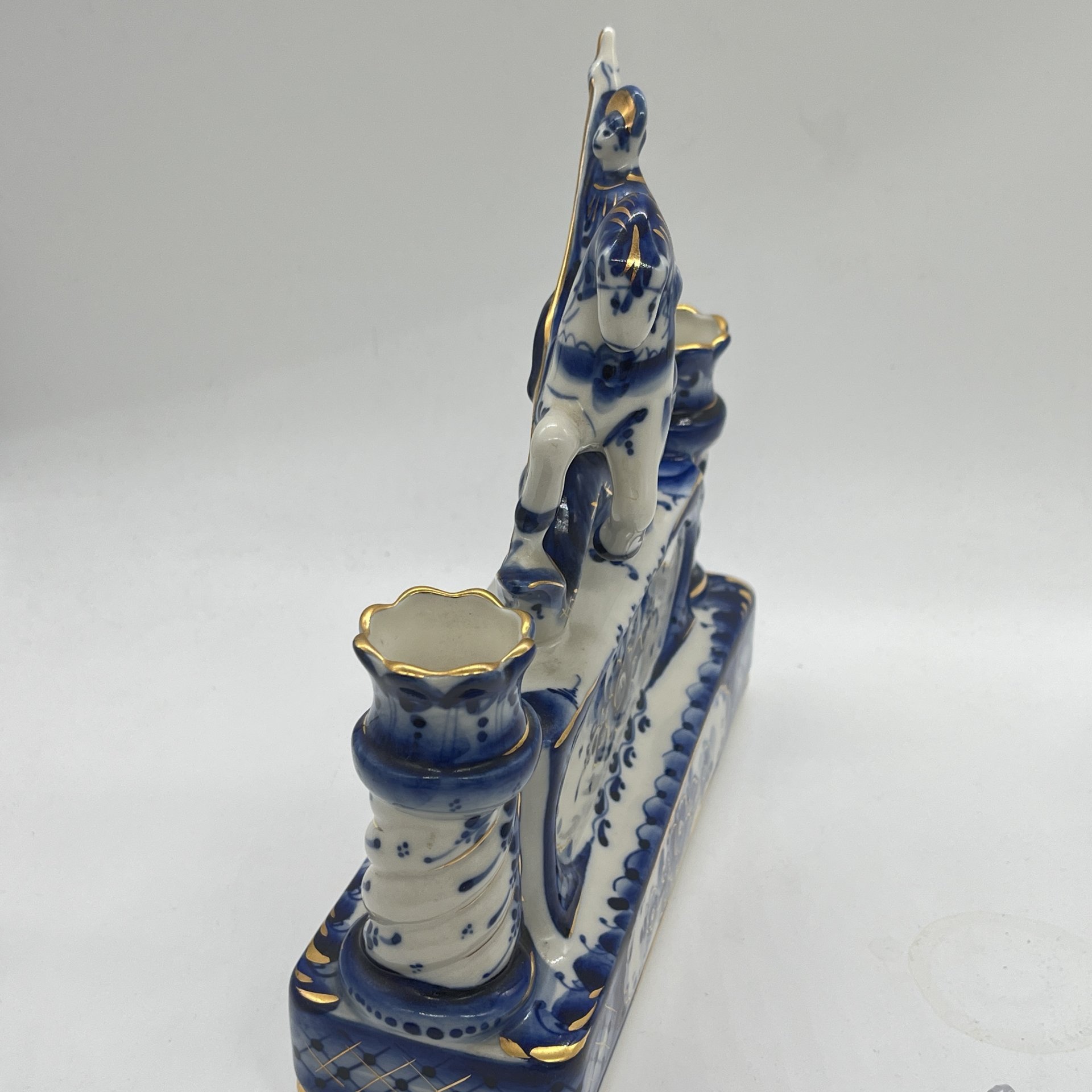 Подсвечник на 2 свечи "Георгий Победоносец", авт. Жуков, Гжель, фарфор, роспись, золочение, Россия, 1998 г.