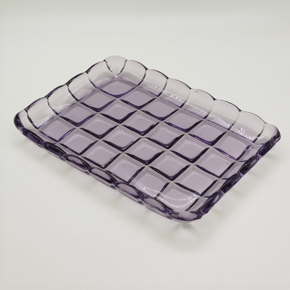 Поднос фиолетового оттенка с декором в виде квадратов, стекло, пресс, Стеклозавод «Неман», СССР, 1940-1960 гг.