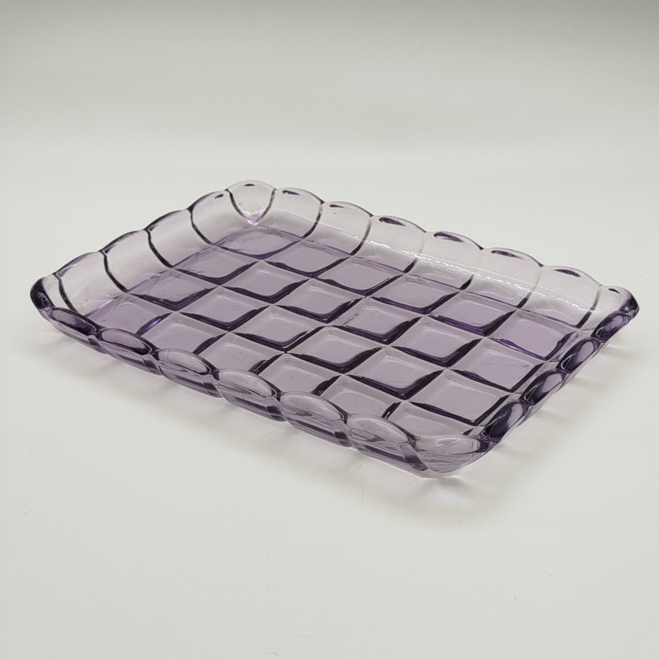Поднос фиолетового оттенка с декором в виде квадратов, стекло, пресс, Стеклозавод «Неман», СССР, 1940-1960 гг.