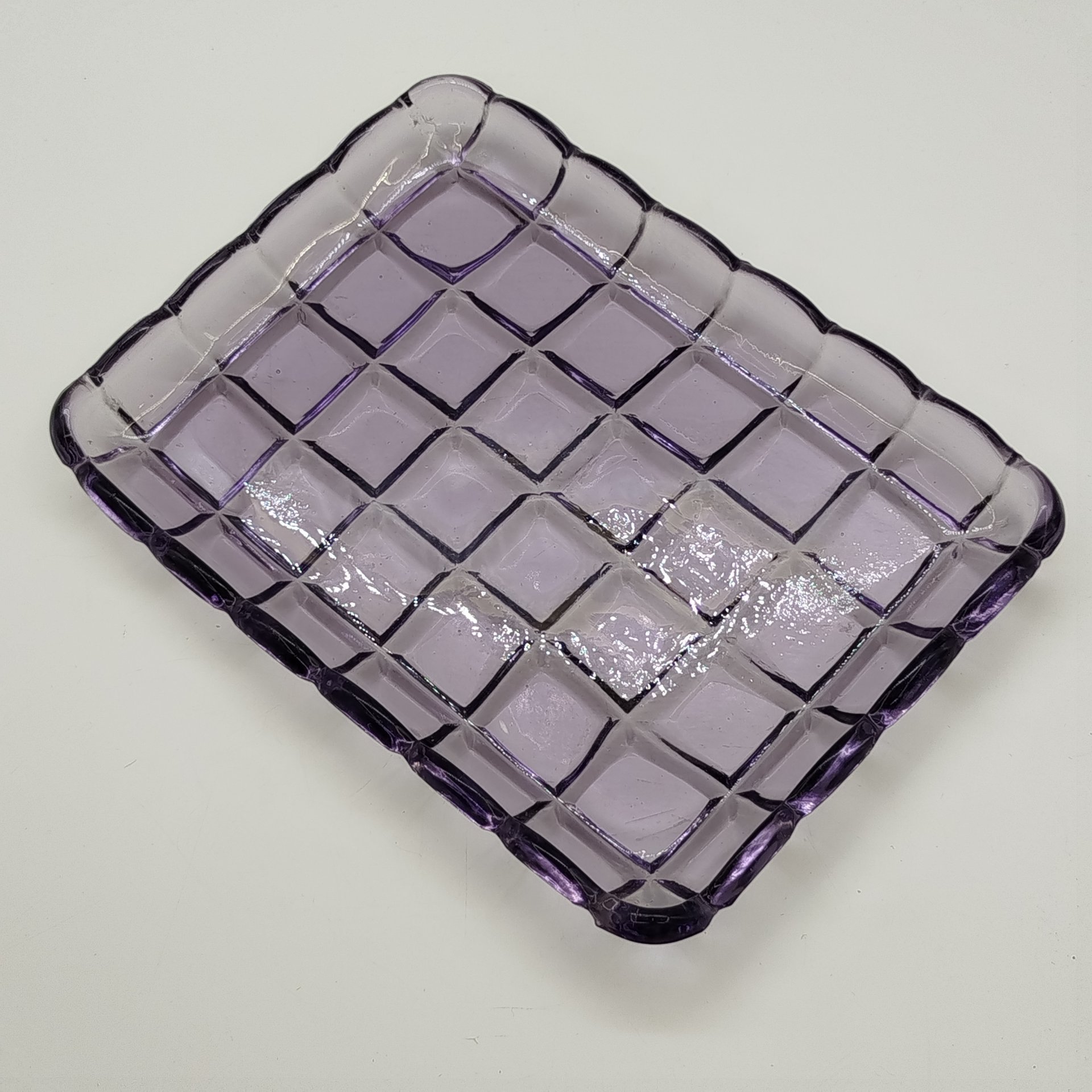 Поднос фиолетового оттенка с декором в виде квадратов, стекло, пресс, Стеклозавод «Неман», СССР, 1940-1960 гг.