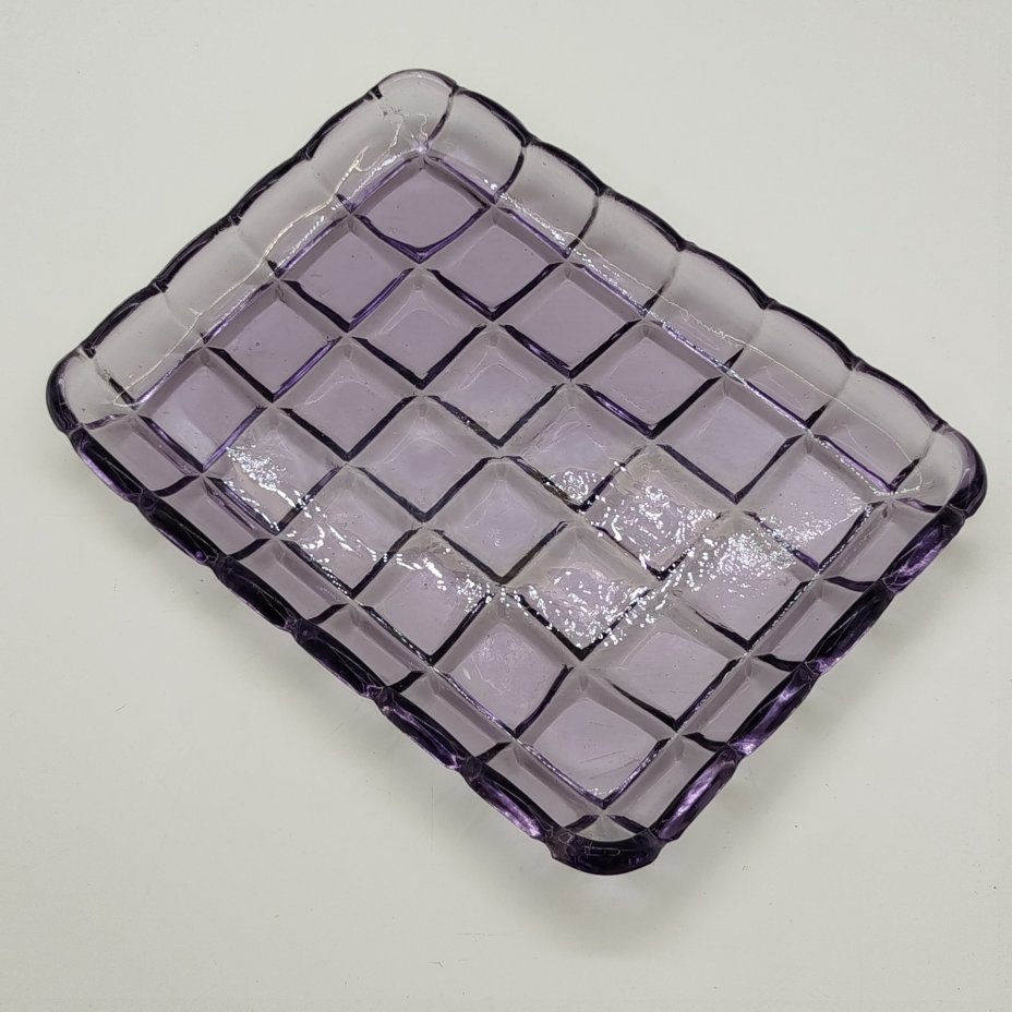 Поднос фиолетового оттенка с декором в виде квадратов, стекло, пресс, Стеклозавод «Неман», СССР, 1940-1960 гг.