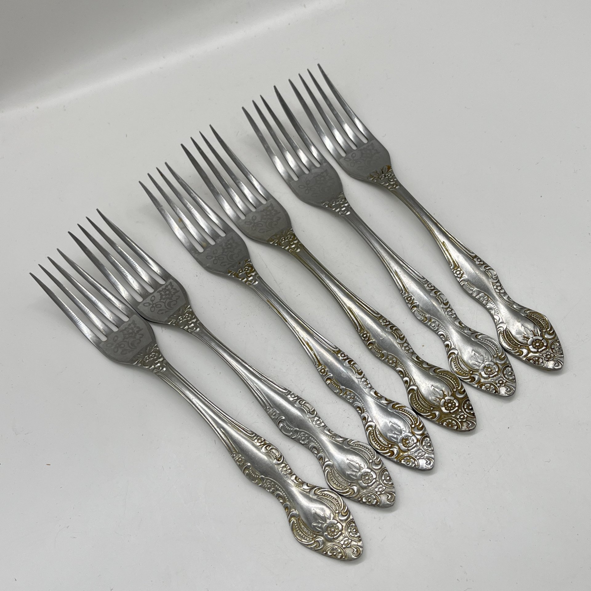 Набор из 6-ти вилок, украшенных флоральным декором, нержавеющая сталь, Павловский завод художественных металлоизделий им. С.М. Кирова, СССР, 1973-1990 гг.