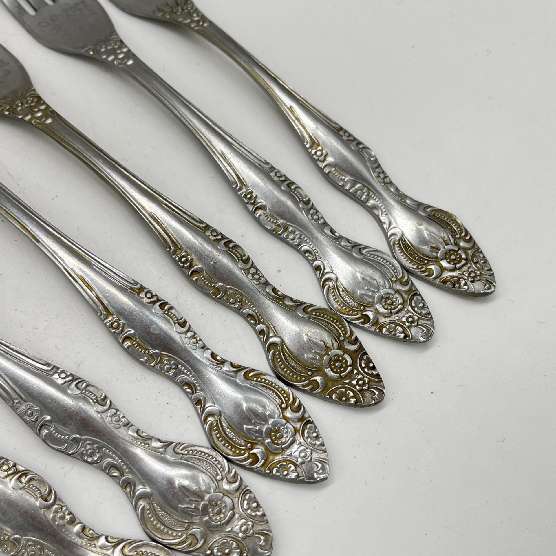 Набор из 6-ти вилок, украшенных флоральным декором, нержавеющая сталь, Павловский завод художественных металлоизделий им. С.М. Кирова, СССР, 1973-1990 гг.