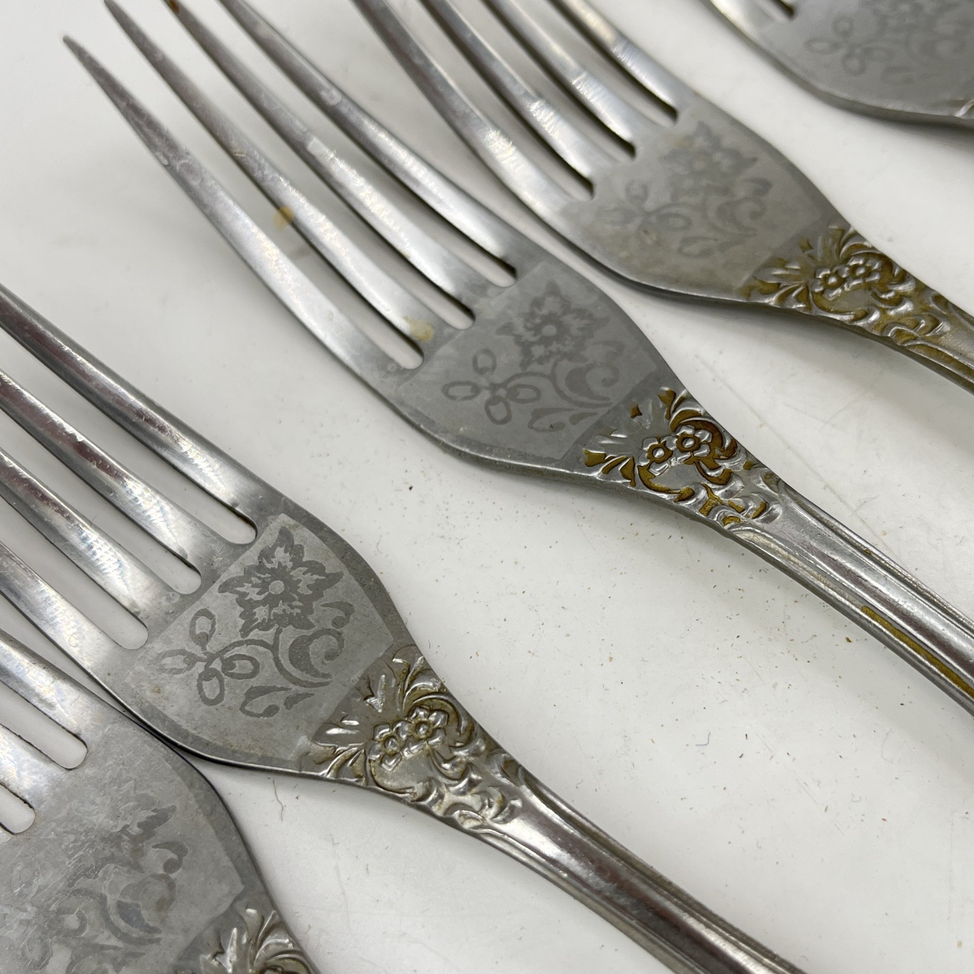 Набор из 6-ти вилок, украшенных флоральным декором, нержавеющая сталь, Павловский завод художественных металлоизделий им. С.М. Кирова, СССР, 1973-1990 гг.
