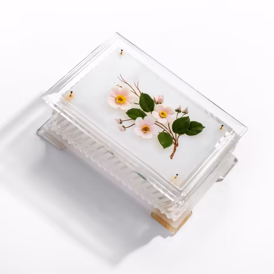 Шкатулка прозрачная с рельефным корпусом "Цветы шиповника", оргстекло, Горьковский СНХ, СССР, 1950-1960 гг.
