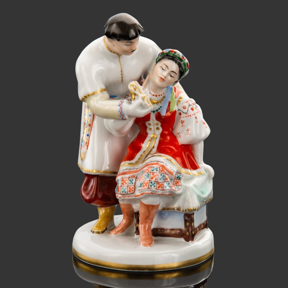 Статуэтка "Черевички" ("Вакула и Оксана"), скульптор Б.Я. Воробьев, художница Е.Н. Лупанова, фарфор, роспись, золочение, Ленинградский фарфоровый завод (ЛФЗ), СССР, 1970-1986 гг.