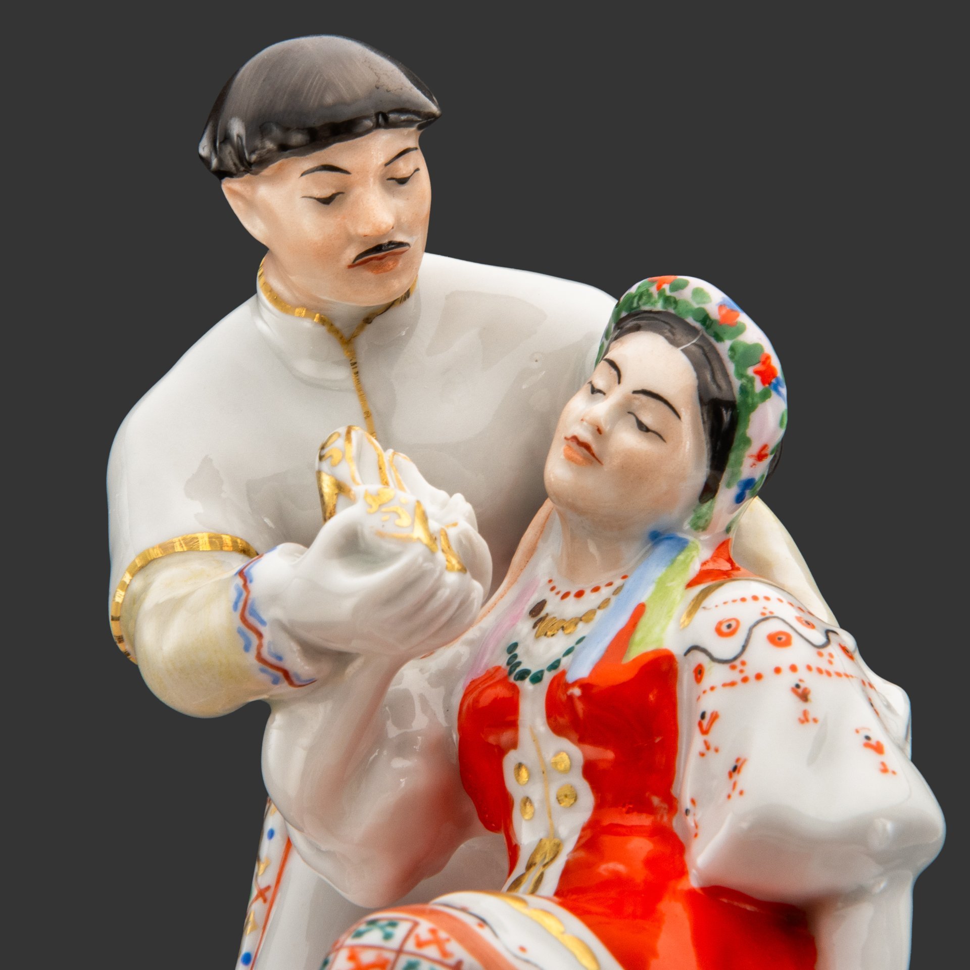 Статуэтка "Черевички" ("Вакула и Оксана"), скульптор Б.Я. Воробьев, художница Е.Н. Лупанова, фарфор, роспись, золочение, Ленинградский фарфоровый завод (ЛФЗ), СССР, 1970-1986 гг.