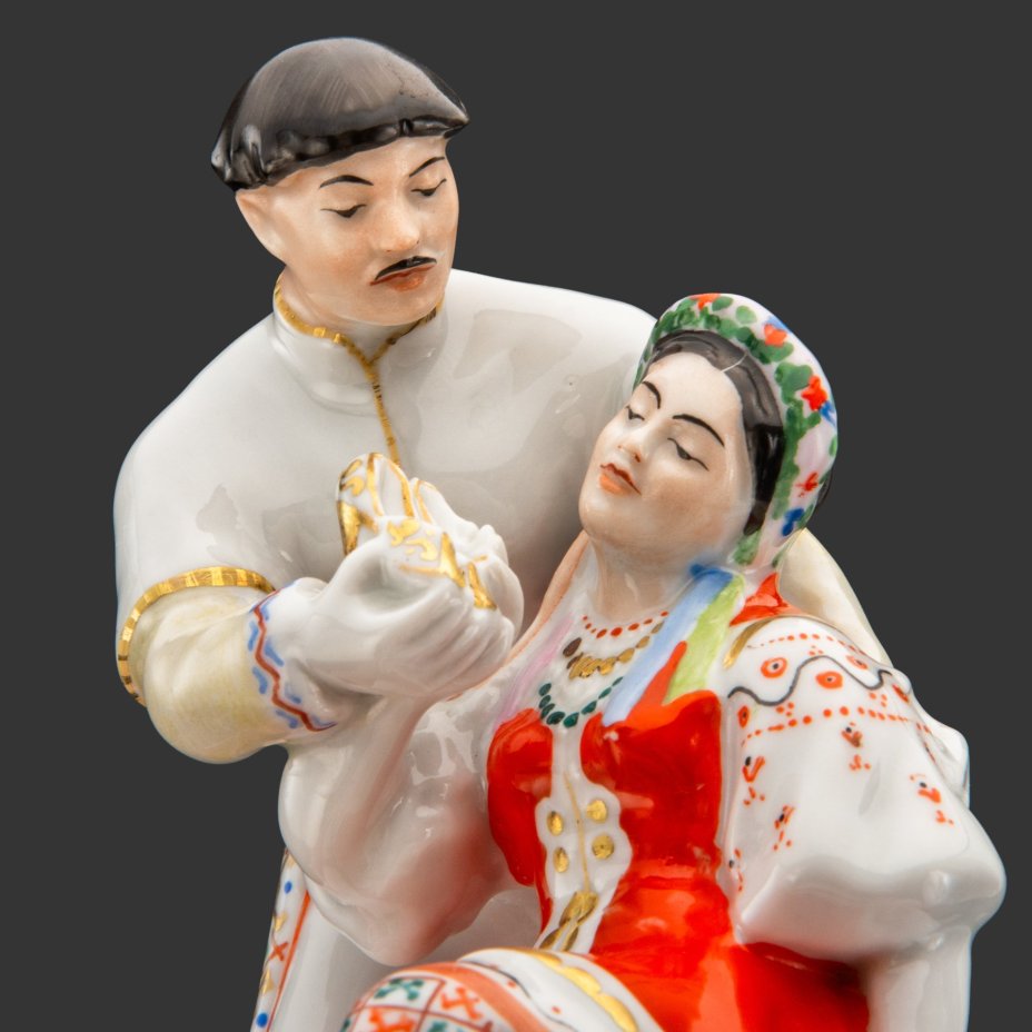 Статуэтка "Черевички" ("Вакула и Оксана"), скульптор Б.Я. Воробьев, художница Е.Н. Лупанова, фарфор, роспись, золочение, Ленинградский фарфоровый завод (ЛФЗ), СССР, 1970-1986 гг., Ленинградский фарфоровый завод (ЛФЗ)