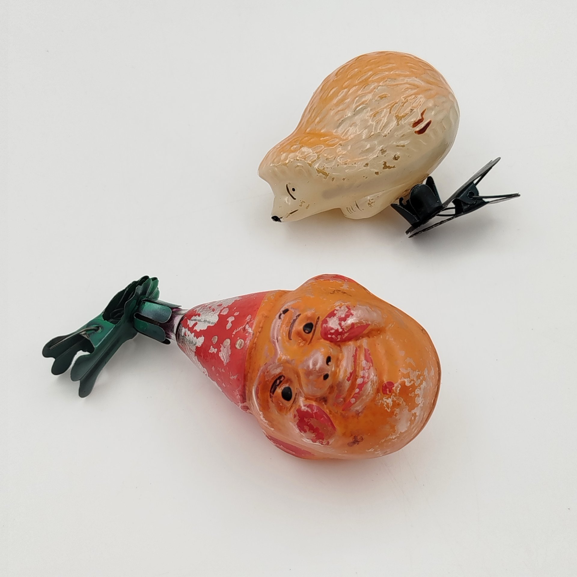 Набор из 2-х ёлочных иггрушек на прищепке ("Клоун" и "Ежик"), стекло, роспись, металл, СССР, 1960-1980 гг.