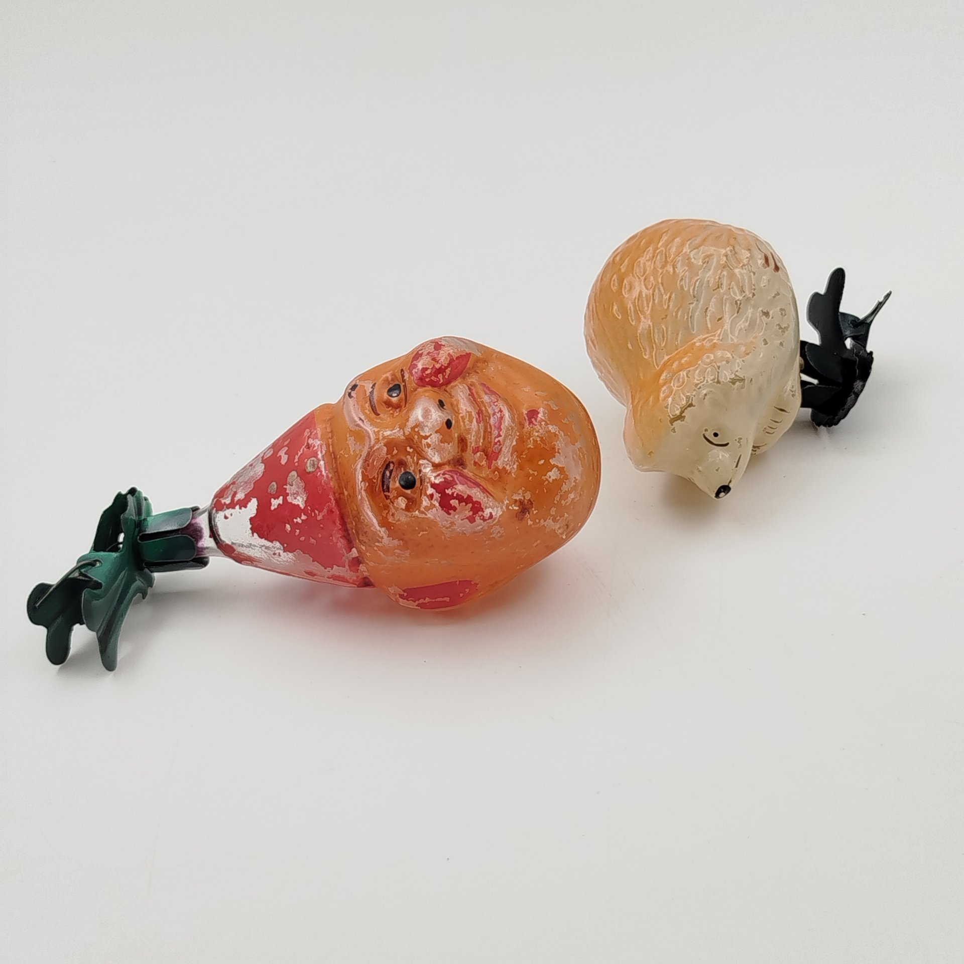 Набор из 2-х ёлочных иггрушек на прищепке ("Клоун" и "Ежик"), стекло, роспись, металл, СССР, 1960-1980 гг.