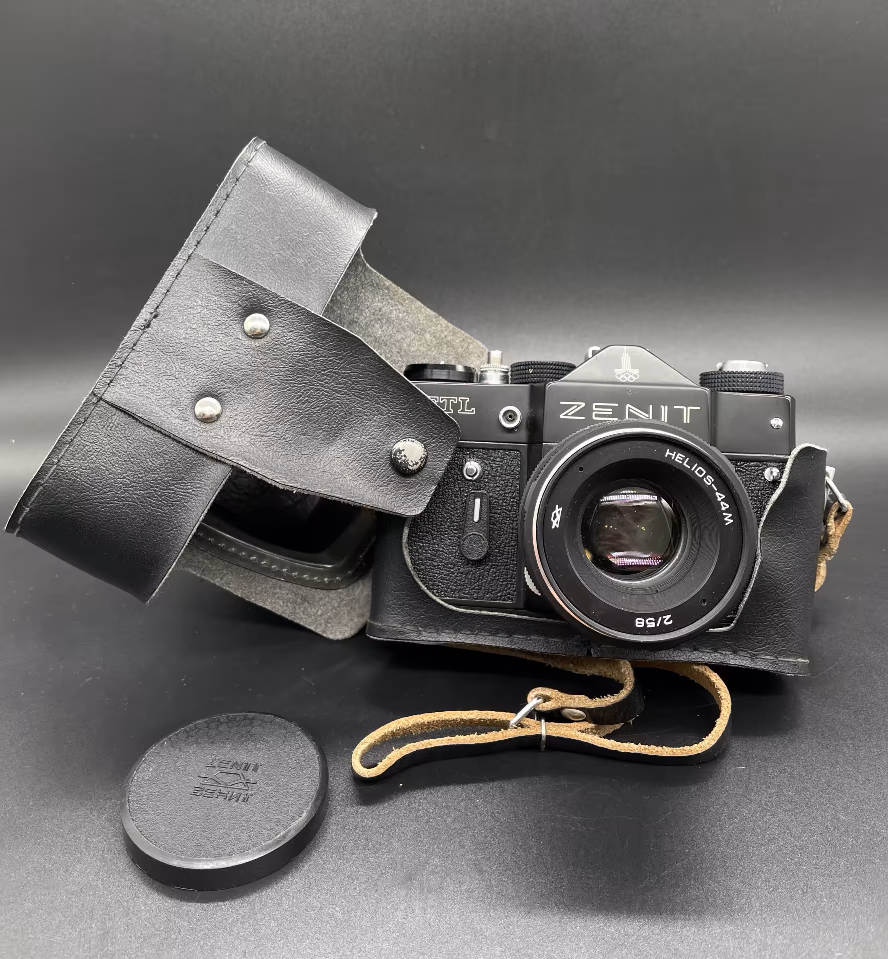 Фотоаппарат "Зенит-TTL" с олимпийской символикой и объективом "Helios-44M", Красногорский механический завод (КМЗ)