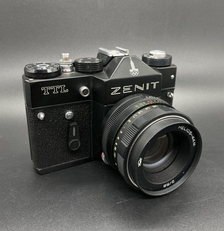 Фотоаппарат "Зенит-TTL" с олимпийской символикой и объективом "Helios-44M", Красногорский механический завод (КМЗ)