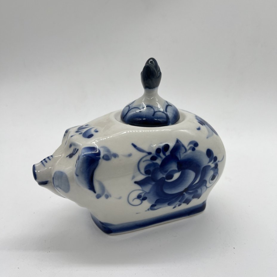 Чайница "Хрюшка" (крышка в подборе), исп. Ерохова, фарфор, роспись, Россия, 1990-2010 гг.