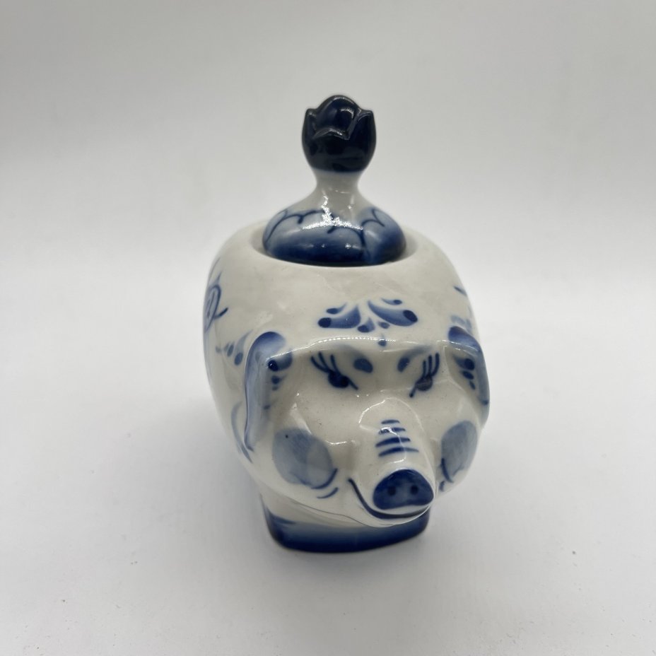 Чайница "Хрюшка" (крышка в подборе), исп. Ерохова, фарфор, роспись, Россия, 1990-2010 гг.