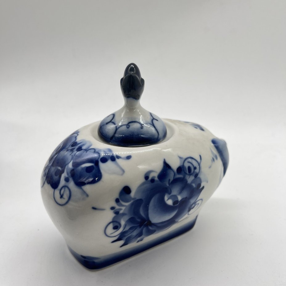 Чайница "Хрюшка" (крышка в подборе), исп. Ерохова, фарфор, роспись, Россия, 1990-2010 гг.