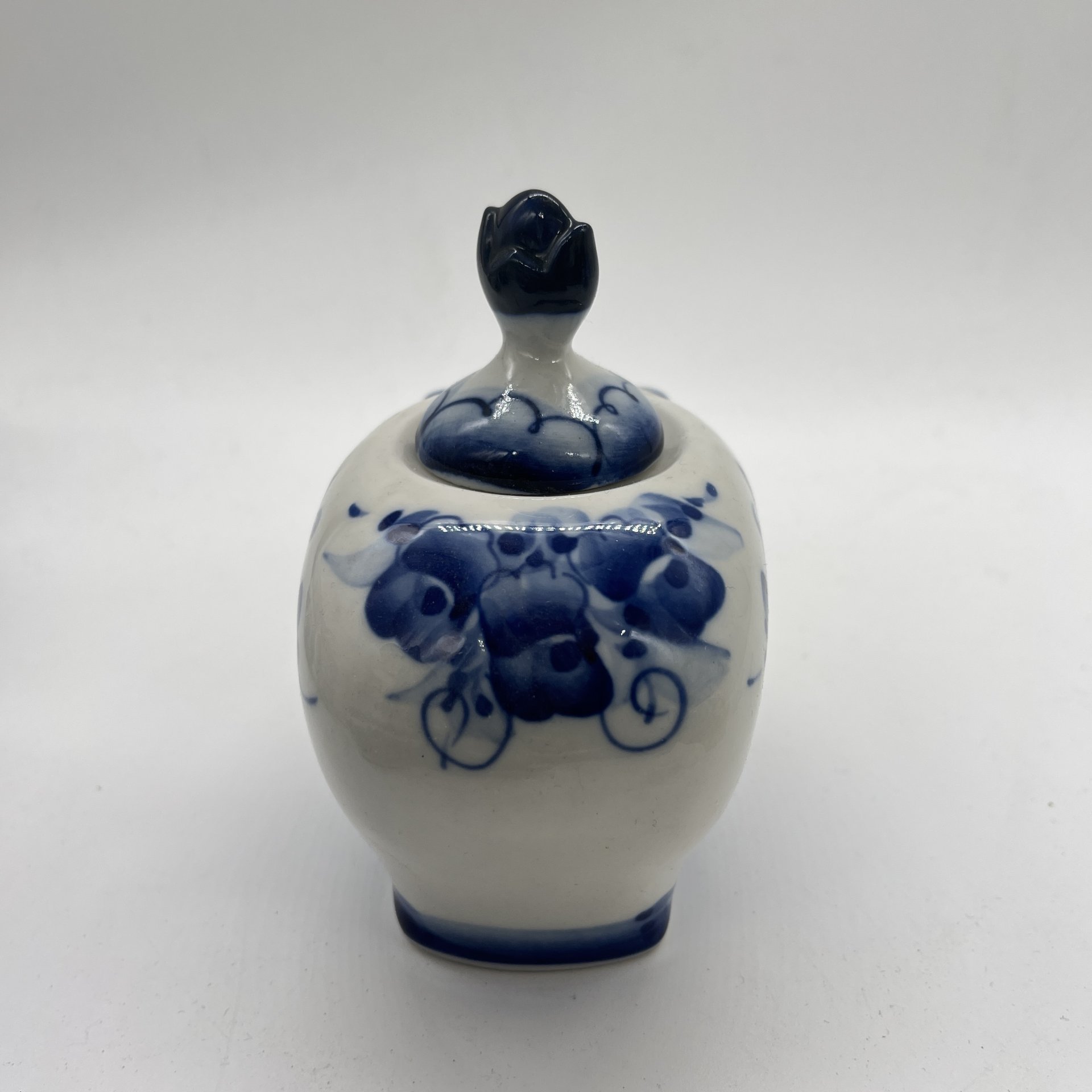 Чайница "Хрюшка" (крышка в подборе), исп. Ерохова, фарфор, роспись, Россия, 1990-2010 гг.