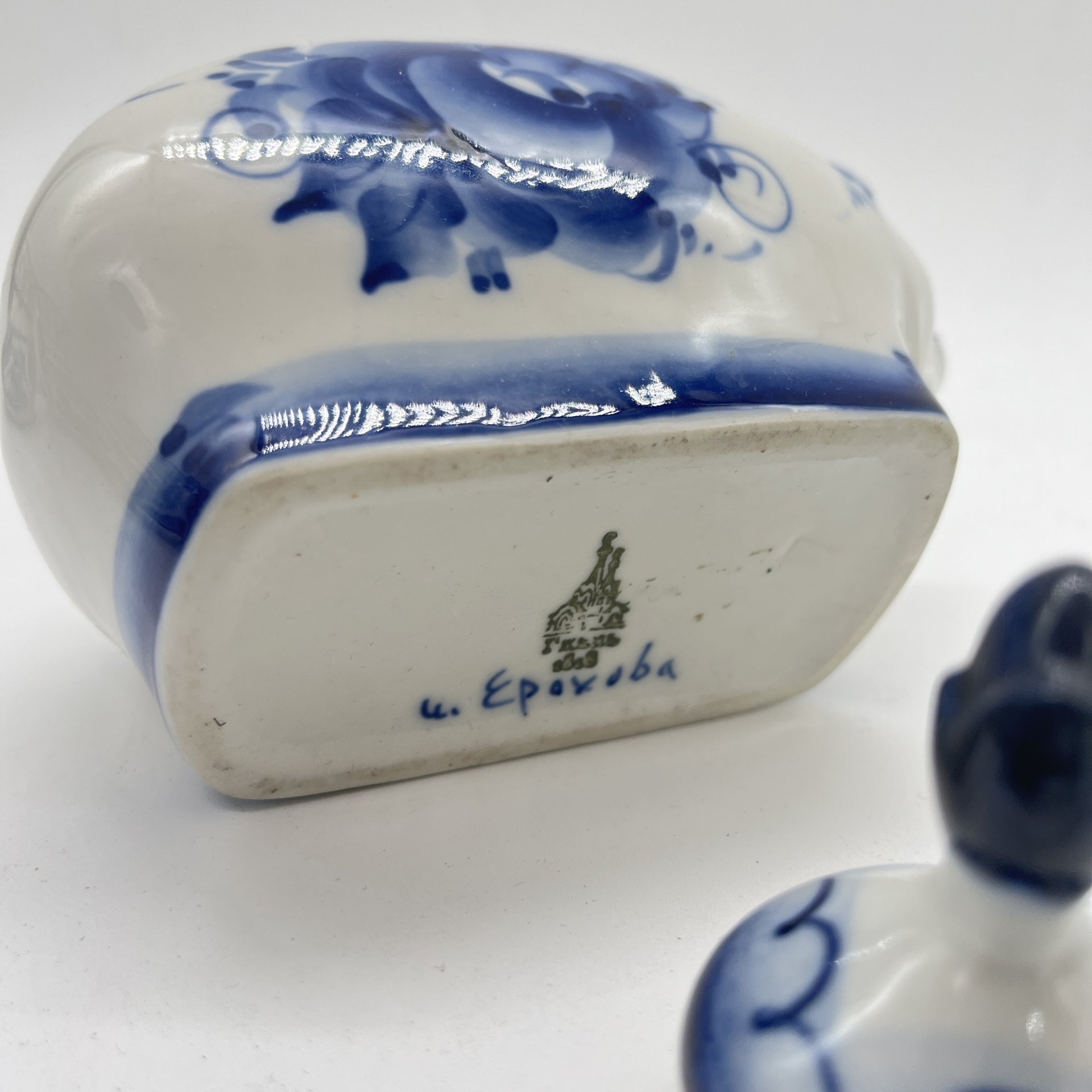 Чайница "Хрюшка" (крышка в подборе), исп. Ерохова, фарфор, роспись, Россия, 1990-2010 гг.